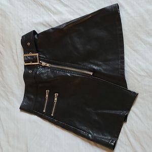 "In Charge Mini Skirt" / Black